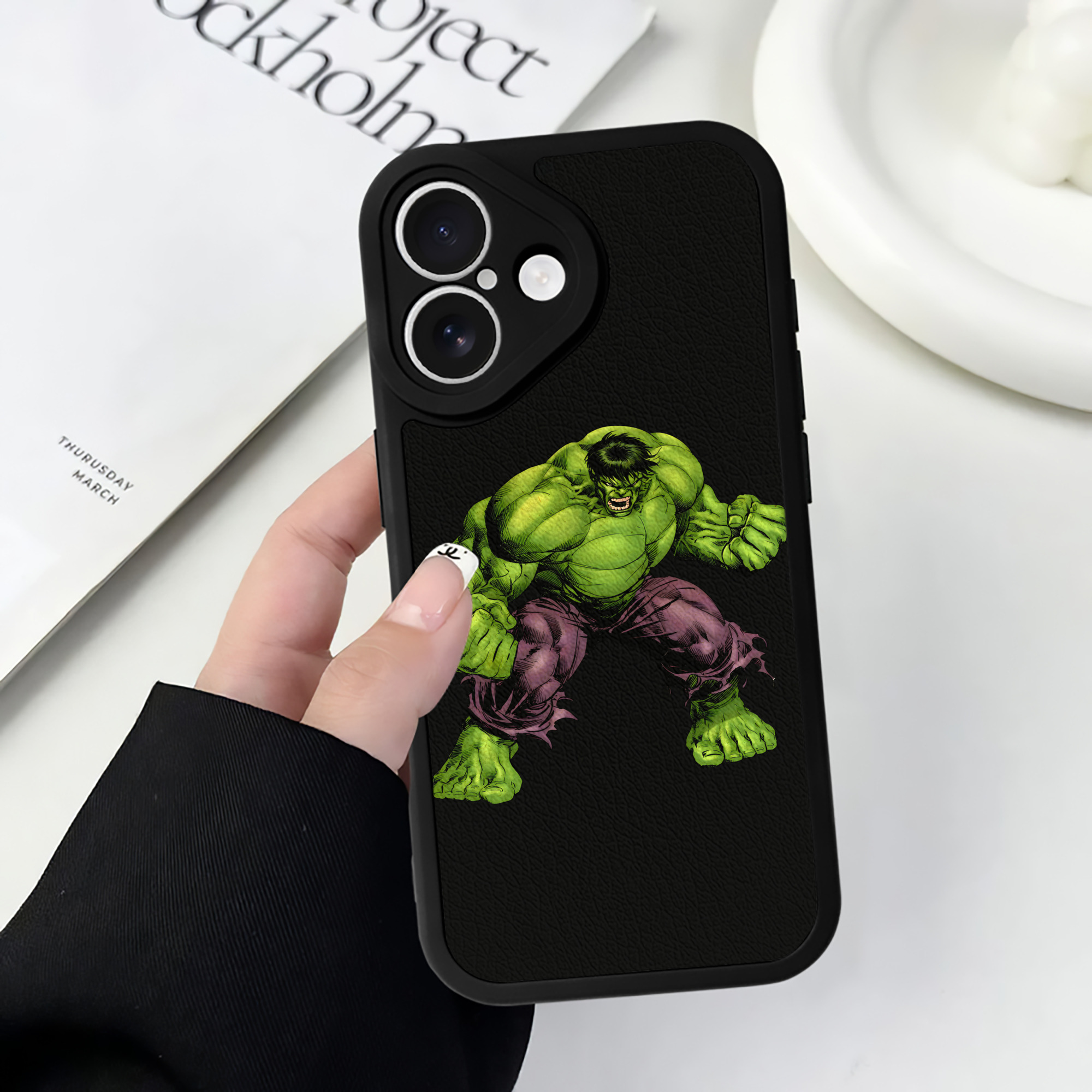 （画像用） アベンジャーズ The Avengers 【iPhone 16シリーズ対応】シリコンスマホケース（レザー調） 材質：シリコン